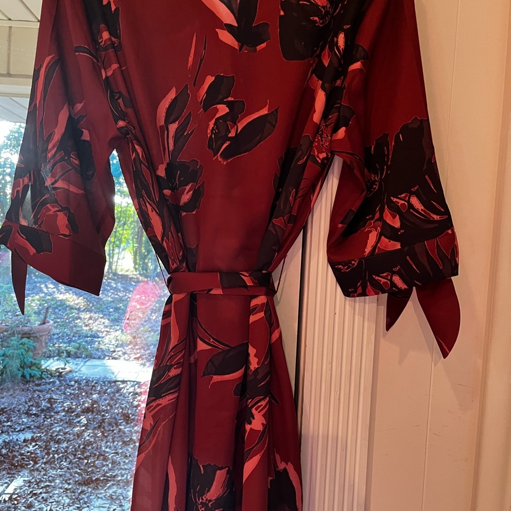 Misook Red Robe with Elegant Floral Pattern